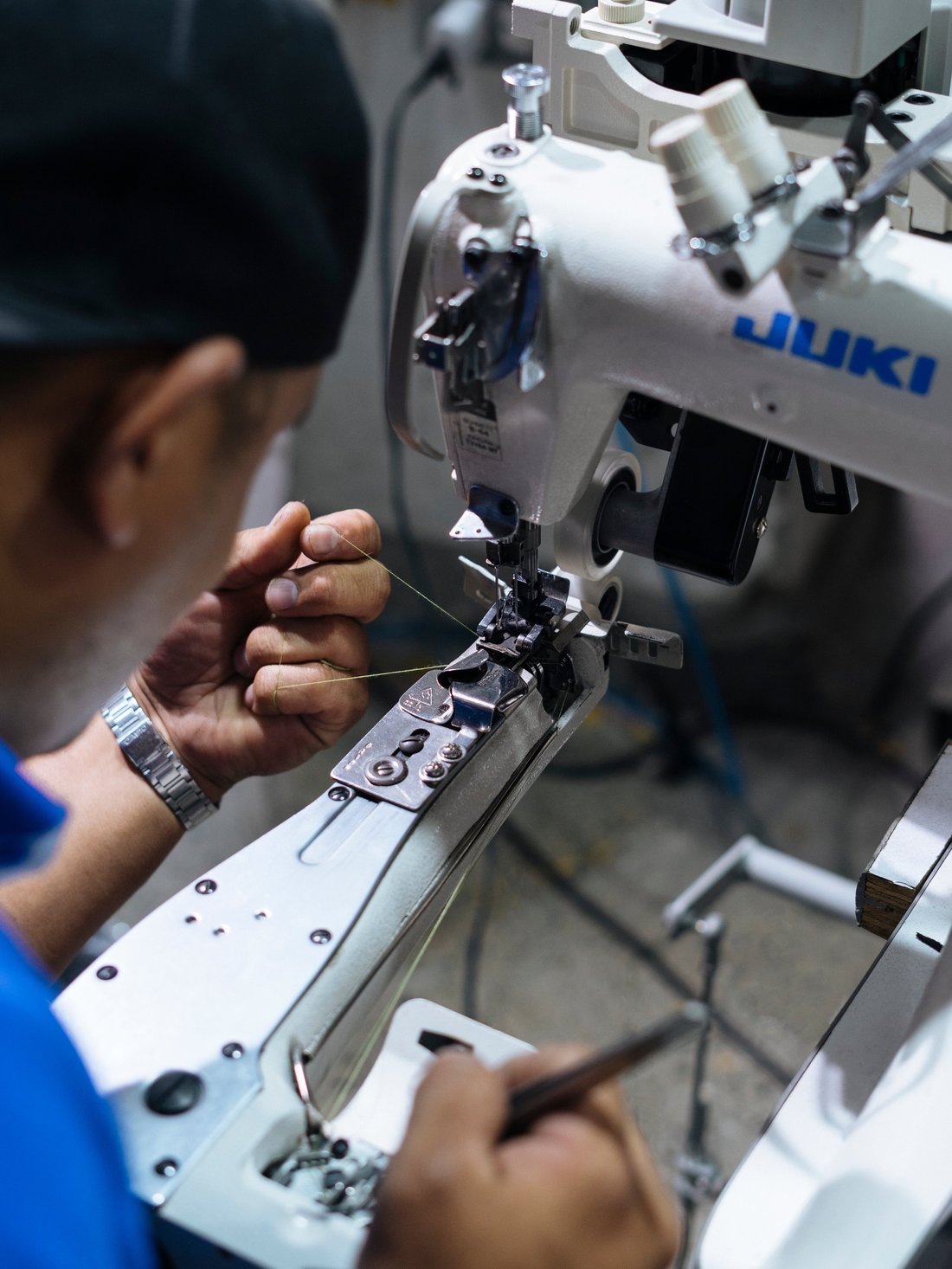 Operario Galga produciendo en máquina textil industrial